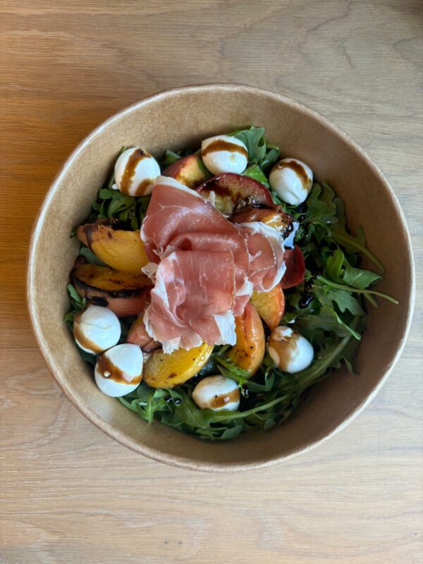 Salade de pêches rôties, mozzarella di Bufala, j. de Parme et roquette